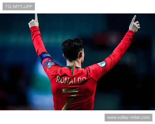 C罗引领足球场外时尚潮流穿搭技巧解析